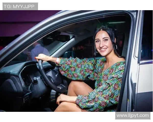 光脚女球星挑战极限展示足球魅力 让世界为之震撼