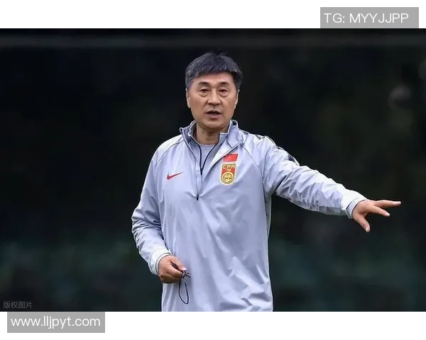 曾是足球球星的传奇人物如今转型为顶级主教练的故事与成就