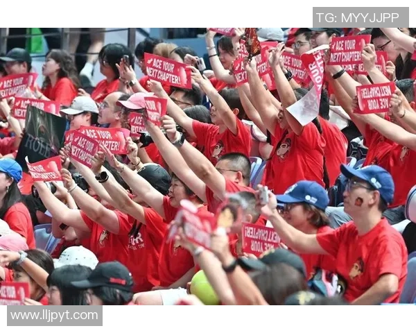 足球球星挂旗潮流引领风尚成新时尚标志激发球迷热情与品牌合作潜力